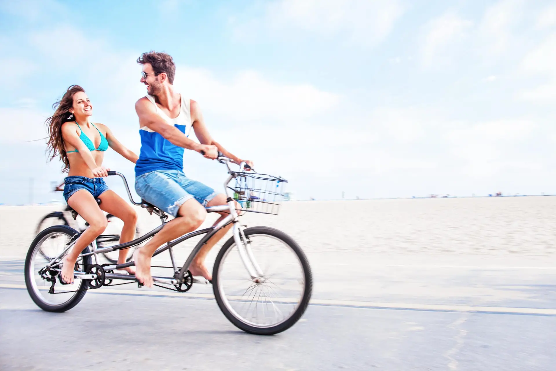 couple biking in los angeles