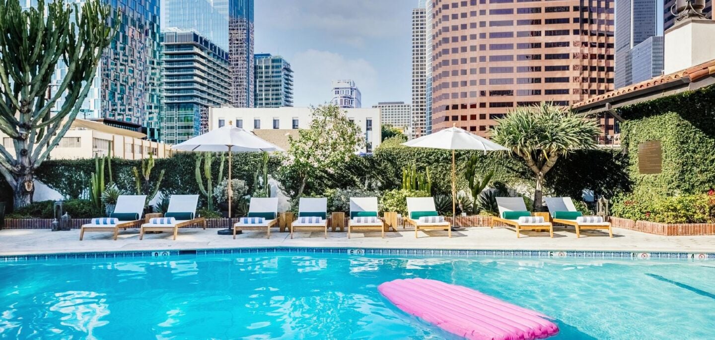 ジョルディ-・ラバンダ　L.A Pool Outdoor Pool & Bar in Los Angeles | Hotel Figueroa DTLA